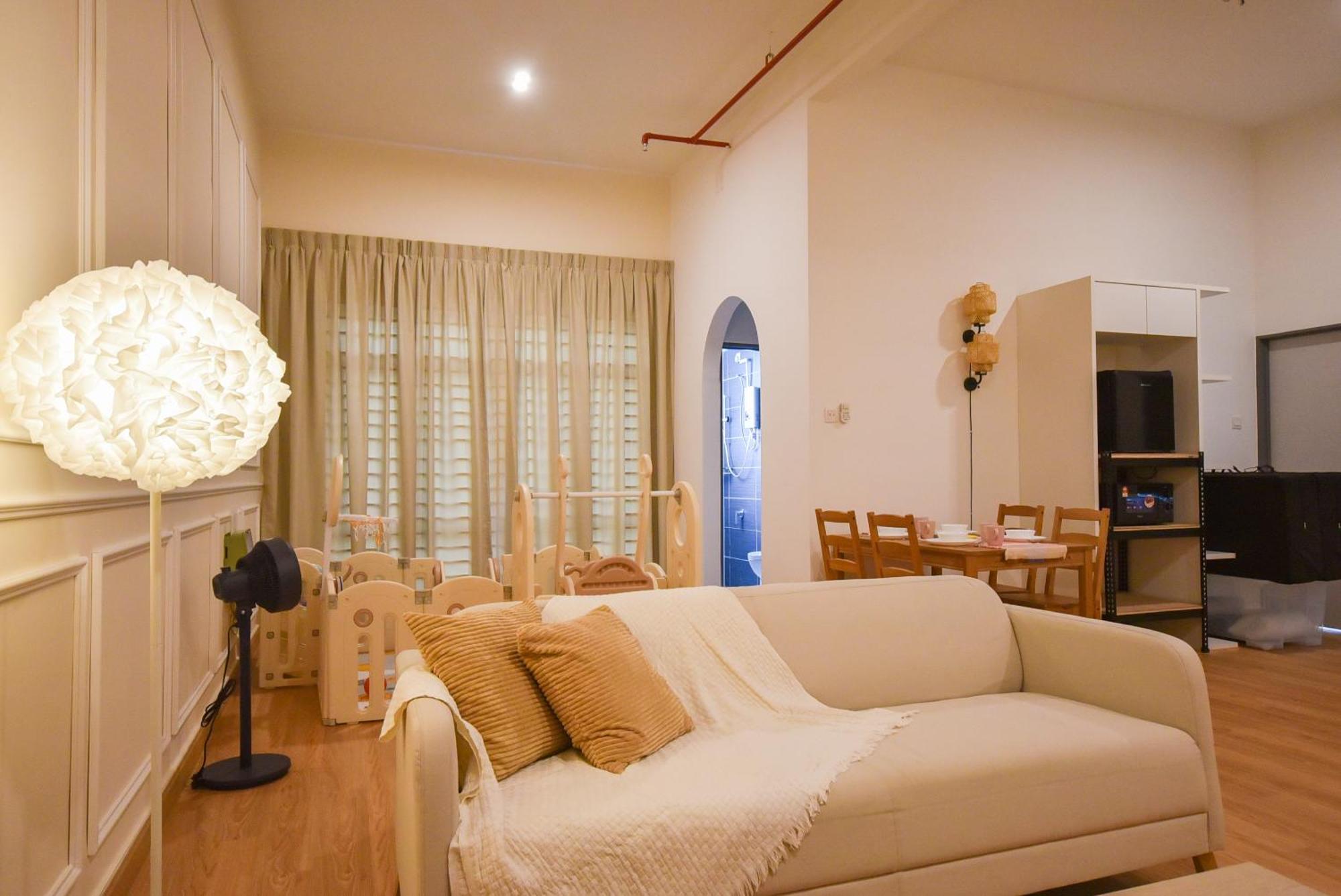 Manhattan Theme By Nest At Austin Heights Apartemen